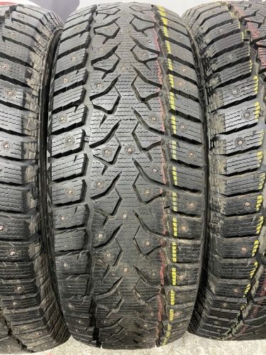 Royal Black Royal Stud II R18 235/65