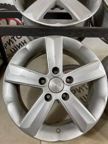 Литые Nissan R15 5х114,3/66,1/ET 45/J6